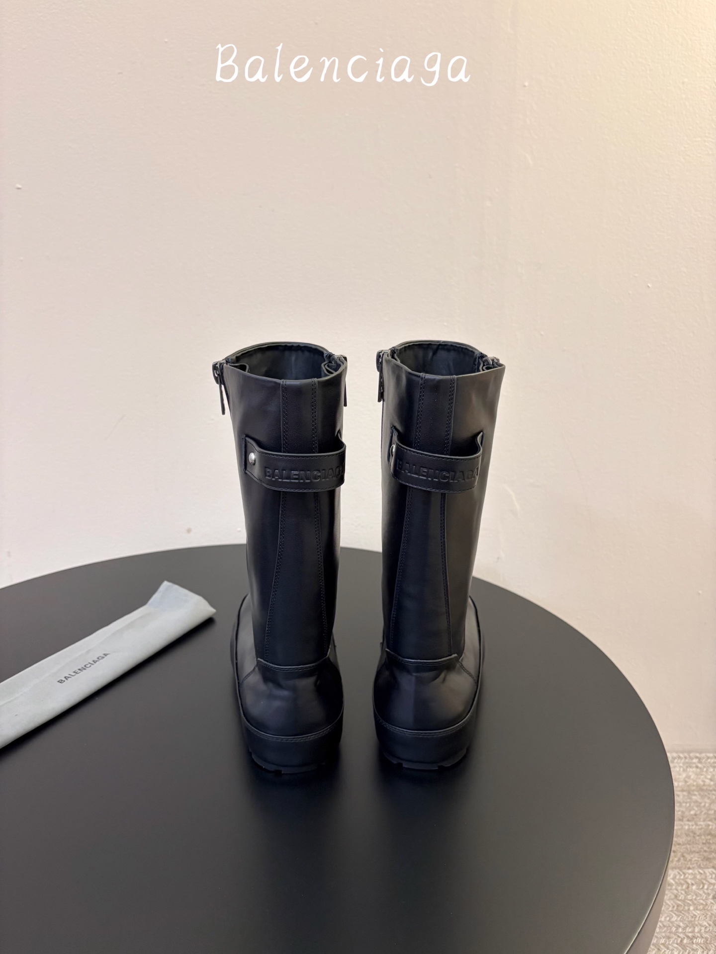 BALENCIAG* 𝟐𝟔𝐀𝐖新品 侧拉链高筒靴|先锋格调重塑街头穿搭美学 机能与潮酷风格融合靴身轮廓 每一步都彰显随性 BALENCIAG* 𝟐𝟔𝐀𝐖新品 侧拉链高筒靴|先锋格调重塑街头穿搭美学 机能与潮酷风格融合靴身轮廓 每一步都彰显随性