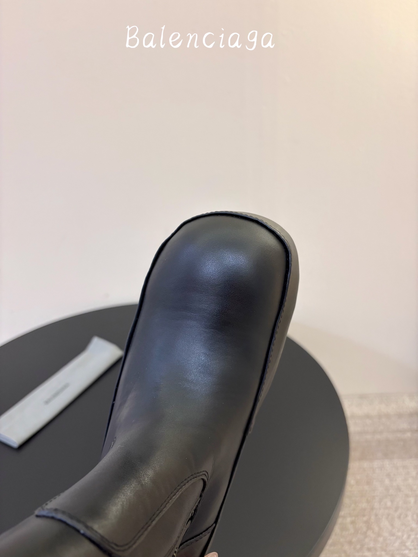 BALENCIAG* 𝟐𝟔𝐀𝐖新品 侧拉链高筒靴|先锋格调重塑街头穿搭美学 机能与潮酷风格融合靴身轮廓 每一步都彰显随性 BALENCIAG* 𝟐𝟔𝐀𝐖新品 侧拉链高筒靴|先锋格调重塑街头穿搭美学 机能与潮酷风格融合靴身轮廓 每一步都彰显随性