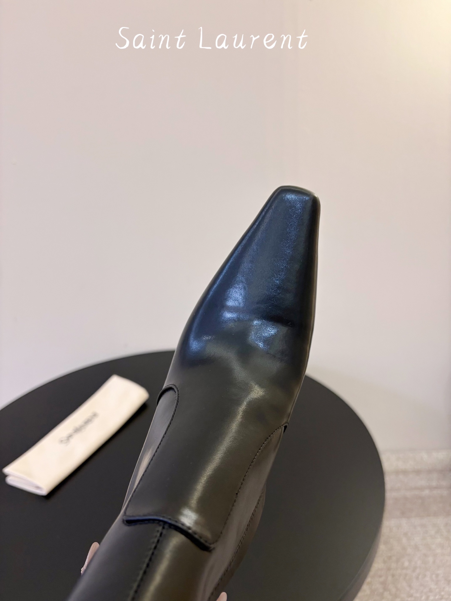 圣罗兰长靴 ✪∙單品尖头鞋頭與細跟相得益彰,增添長靴的氣質與良好的舒適性,加之在黑色开边珠牛皮,勾勒出腿部纖細的線條,同 圣罗兰长靴 ✪∙單品尖头鞋頭與細跟相得益彰,增添長靴的氣質與良好的舒適性,加之在黑色开边珠牛皮,勾勒出腿部纖細的線條,同
