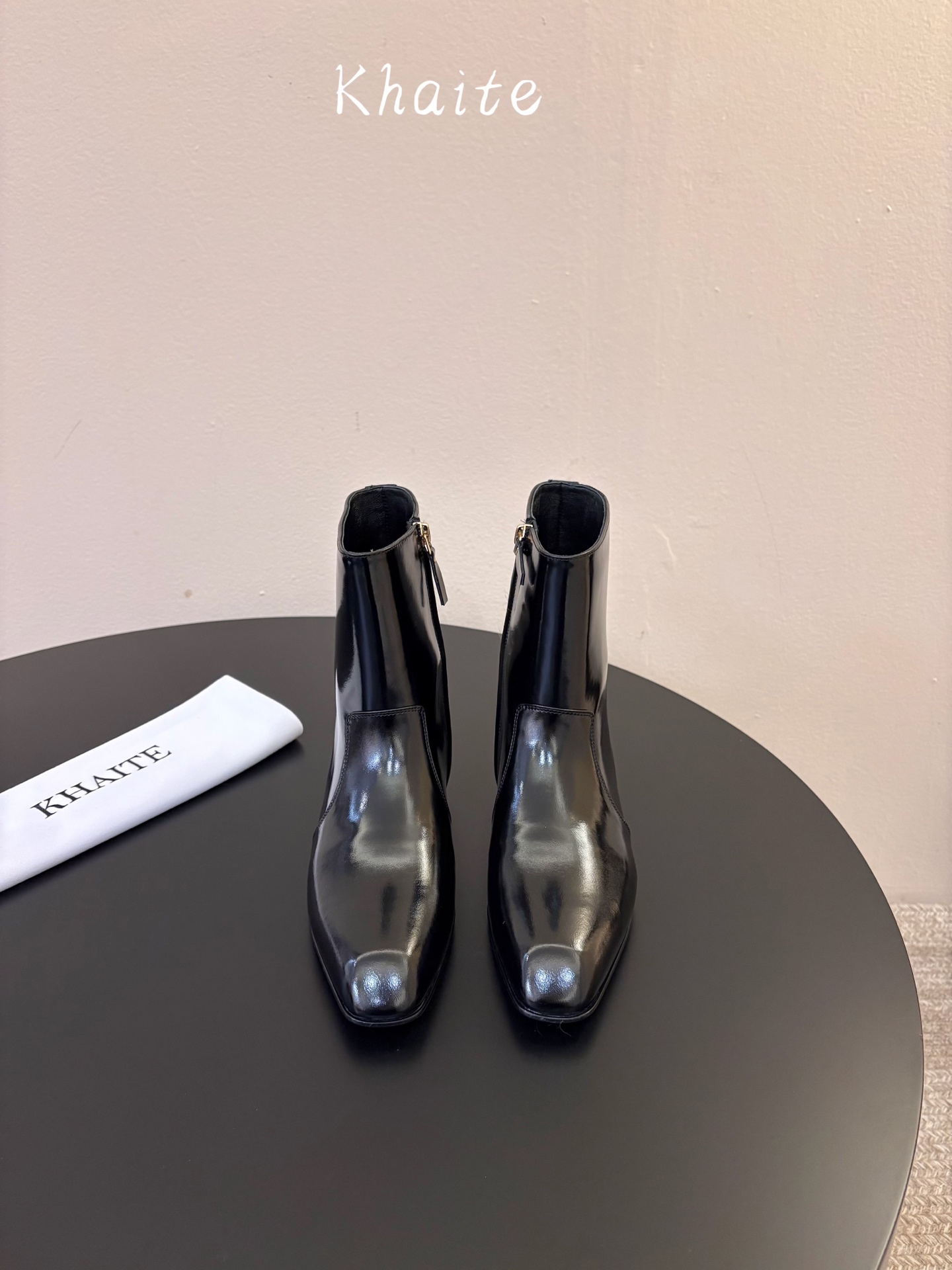 Khait* 新款短靴 简约百搭款！ Khaite靴是我今年买的最好的一双靴子，穿上立马可见的瘦，对这种脚型好看的靴子无
