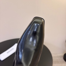Khait* 新款短靴 简约百搭款! Khaite靴是我今年买的最好的一双靴子,穿上立马可见的瘦,对这种脚型好看的靴子无 Khait* 新款短靴 简约百搭款! Khaite靴是我今年买的最好的一双靴子,穿上立马可见的瘦,对这种脚型好看的靴子无