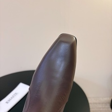 Khait* 新款短靴 简约百搭款! Khaite靴是我今年买的最好的一双靴子,穿上立马可见的瘦,对这种脚型好看的靴子无 Khait* 新款短靴 简约百搭款! Khaite靴是我今年买的最好的一双靴子,穿上立马可见的瘦,对这种脚型好看的靴子无