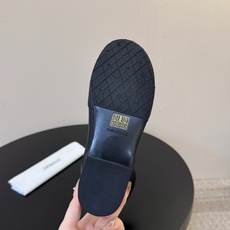 Orinou 简约风弹力长筒靴 采用高弹力面料,贴合腿部线条,能修饰腿型;鞋型偏修长,鞋头为简约的小圆头设计,风格极简现 Orinou 简约风弹力长筒靴 采用高弹力面料,贴合腿部线条,能修饰腿型;鞋型偏修长,鞋头为简约的小圆头设计,风格极简现