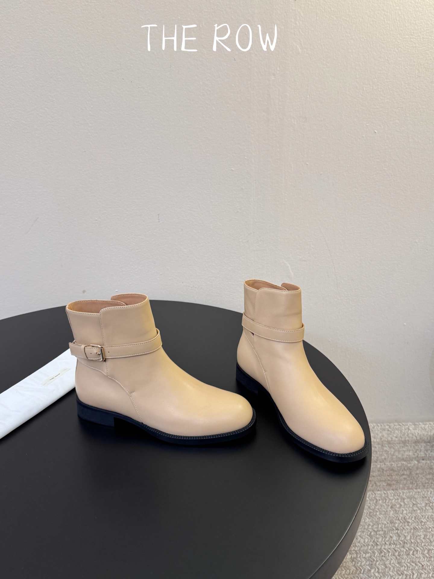 The ro* 秋冬新款圆头 短靴 The row在打造高级感这点从来就没输过 一双简约干练 低调时髦的靴子 没有鲜艳的