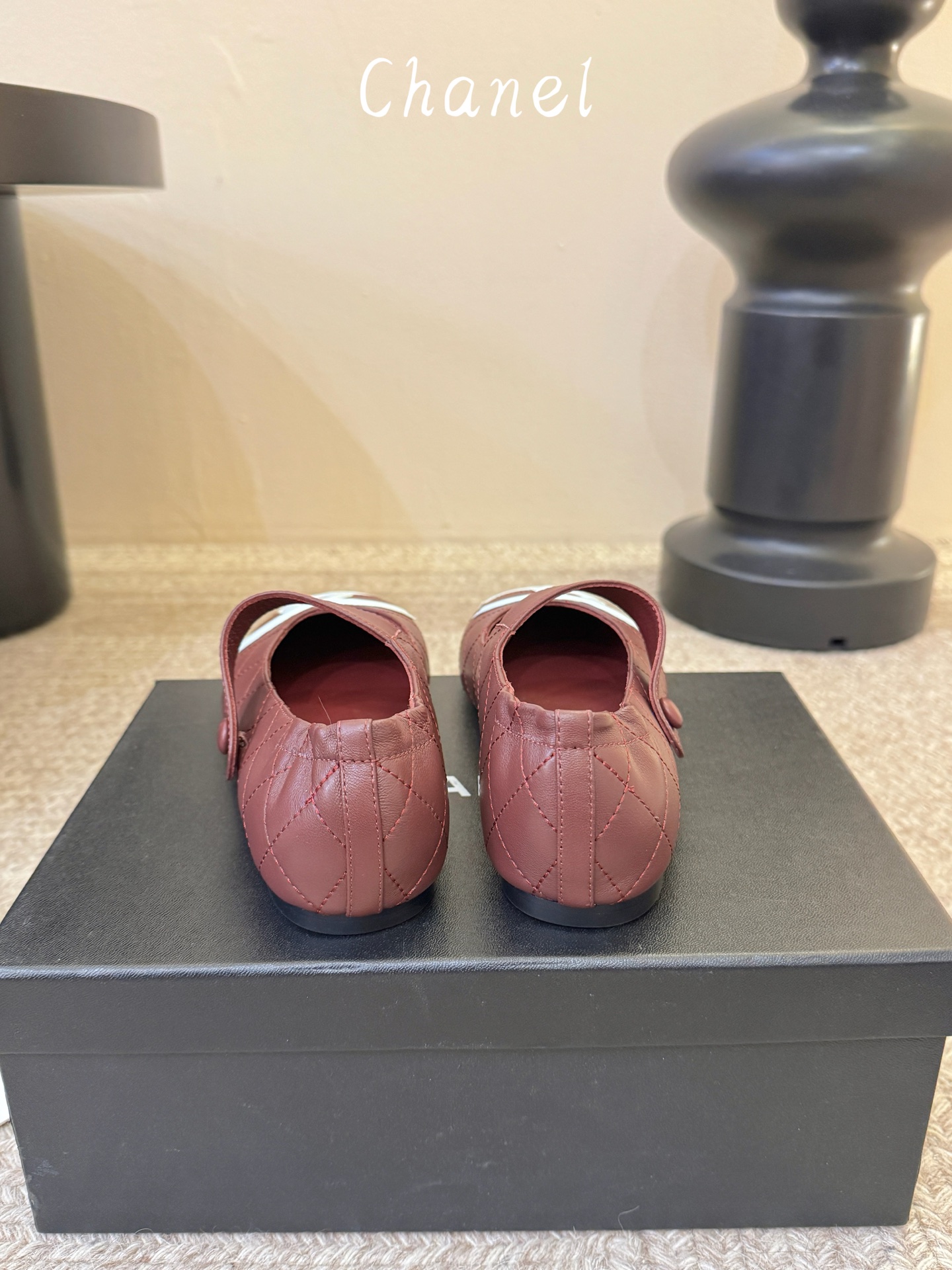 小香新品 蝴蝶结芭蕾舞鞋  原版1:1复刻 经典中的经典 无论搭配裤装还是裙装都是完美  小圆头的设计很好的修饰脚型 ，