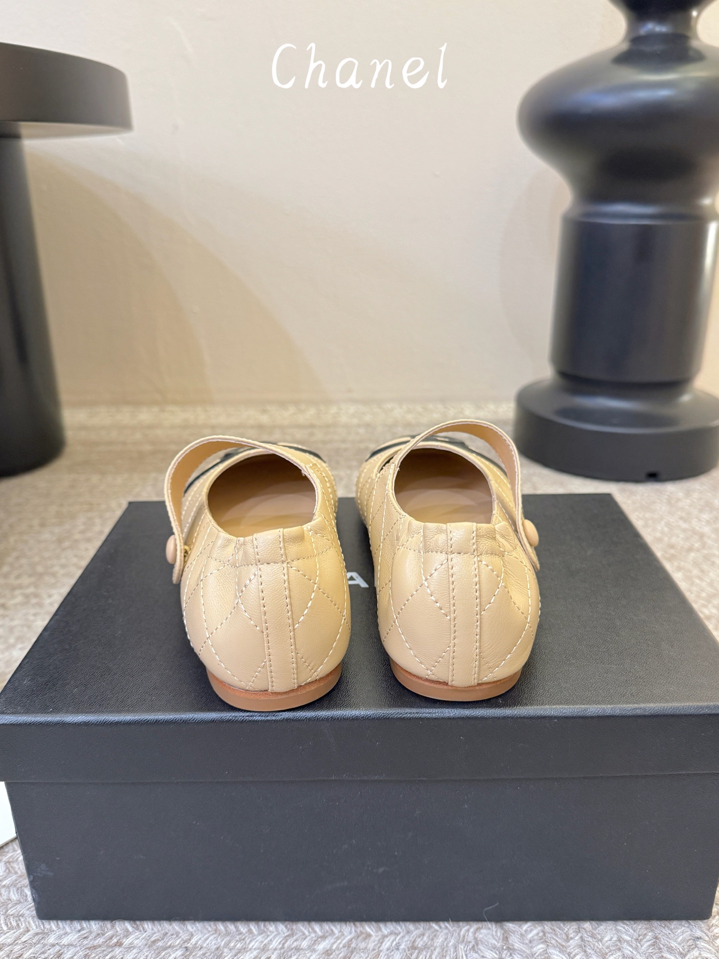 小香新品 蝴蝶结芭蕾舞鞋  原版1:1复刻 经典中的经典 无论搭配裤装还是裙装都是完美  小圆头的设计很好的修饰脚型 ，