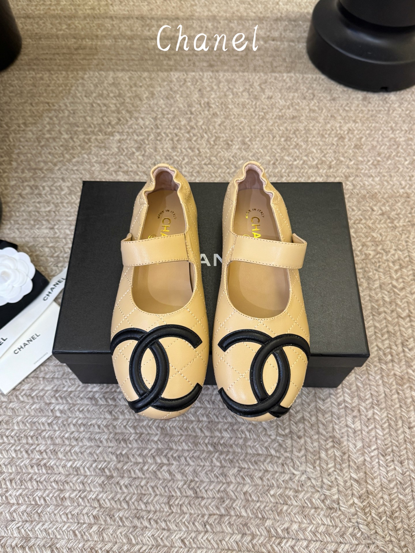 小香新品 蝴蝶结芭蕾舞鞋  原版1:1复刻 经典中的经典 无论搭配裤装还是裙装都是完美  小圆头的设计很好的修饰脚型 ，