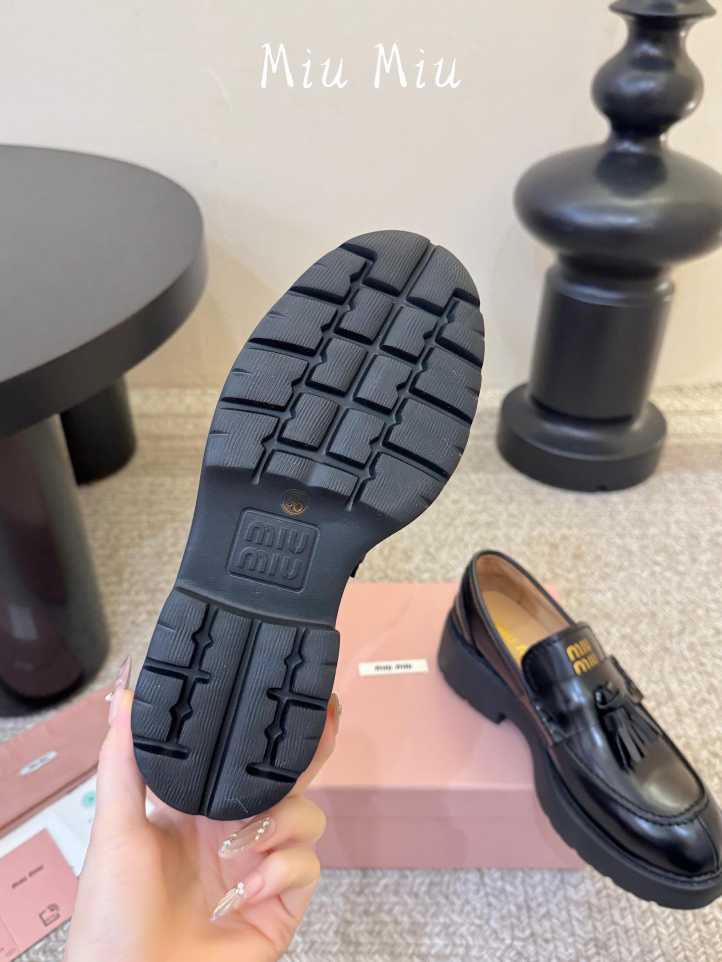 Miu Miu2026真皮乐福鞋Zp开发 手工羊皮平底拖鞋秒杀市面版本Miu真的太少女奶呼呼的超级软糯 每一双擦色都独一