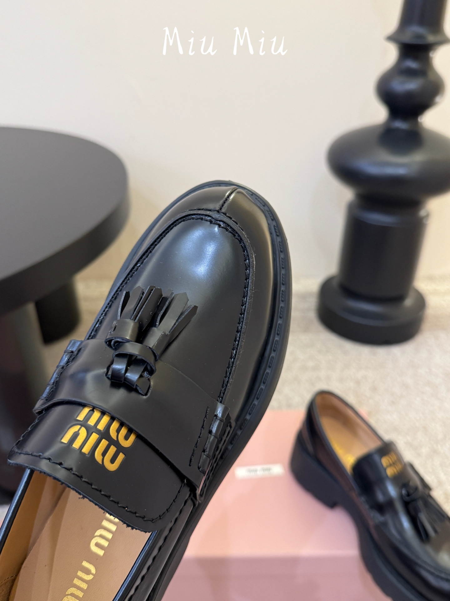 Miu Miu2026真皮乐福鞋Zp开发 手工羊皮平底拖鞋秒杀市面版本Miu真的太少女奶呼呼的超级软糯 每一双擦色都独一