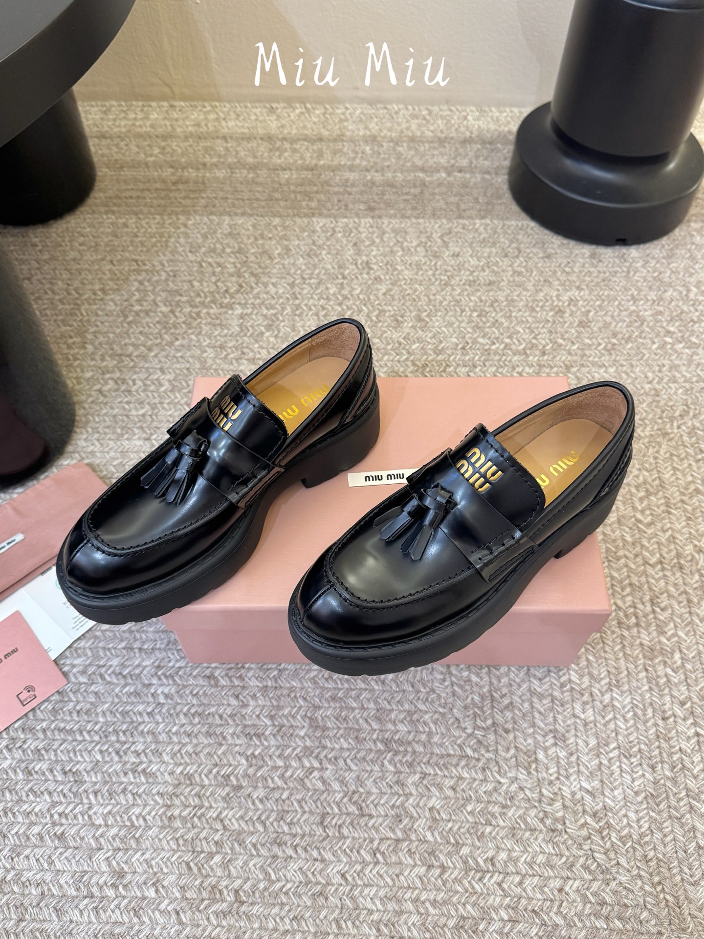 Miu Miu2026真皮乐福鞋Zp开发 手工羊皮平底拖鞋秒杀市面版本Miu真的太少女奶呼呼的超级软糯 每一双擦色都独一