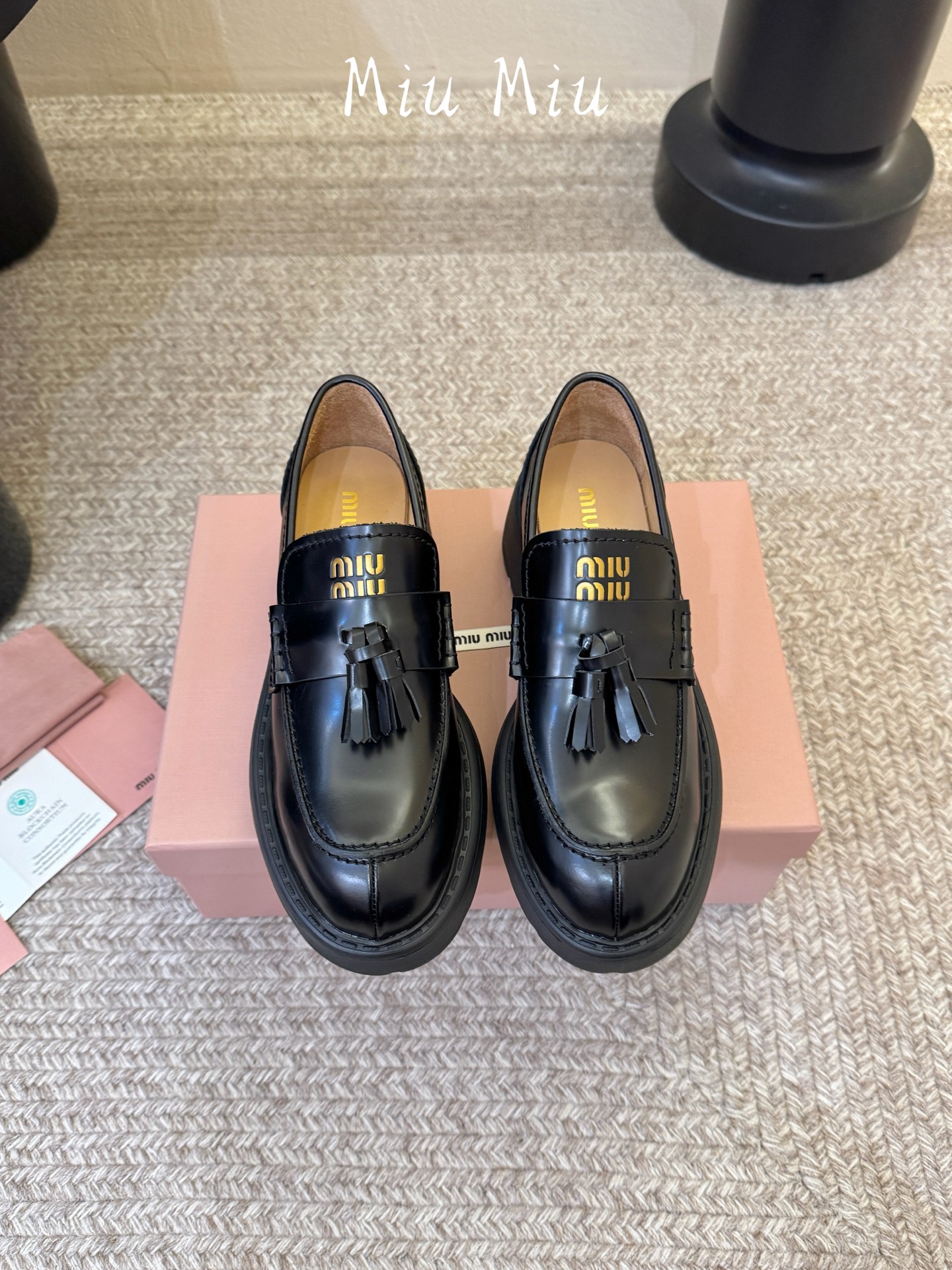 Miu Miu2026真皮乐福鞋Zp开发 手工羊皮平底拖鞋秒杀市面版本Miu真的太少女奶呼呼的超级软糯 每一双擦色都独一