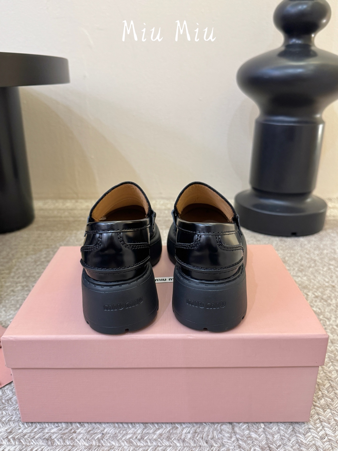 Miu Miu2026真皮乐福鞋Zp开发 手工羊皮平底拖鞋秒杀市面版本Miu真的太少女奶呼呼的超级软糯 每一双擦色都独一