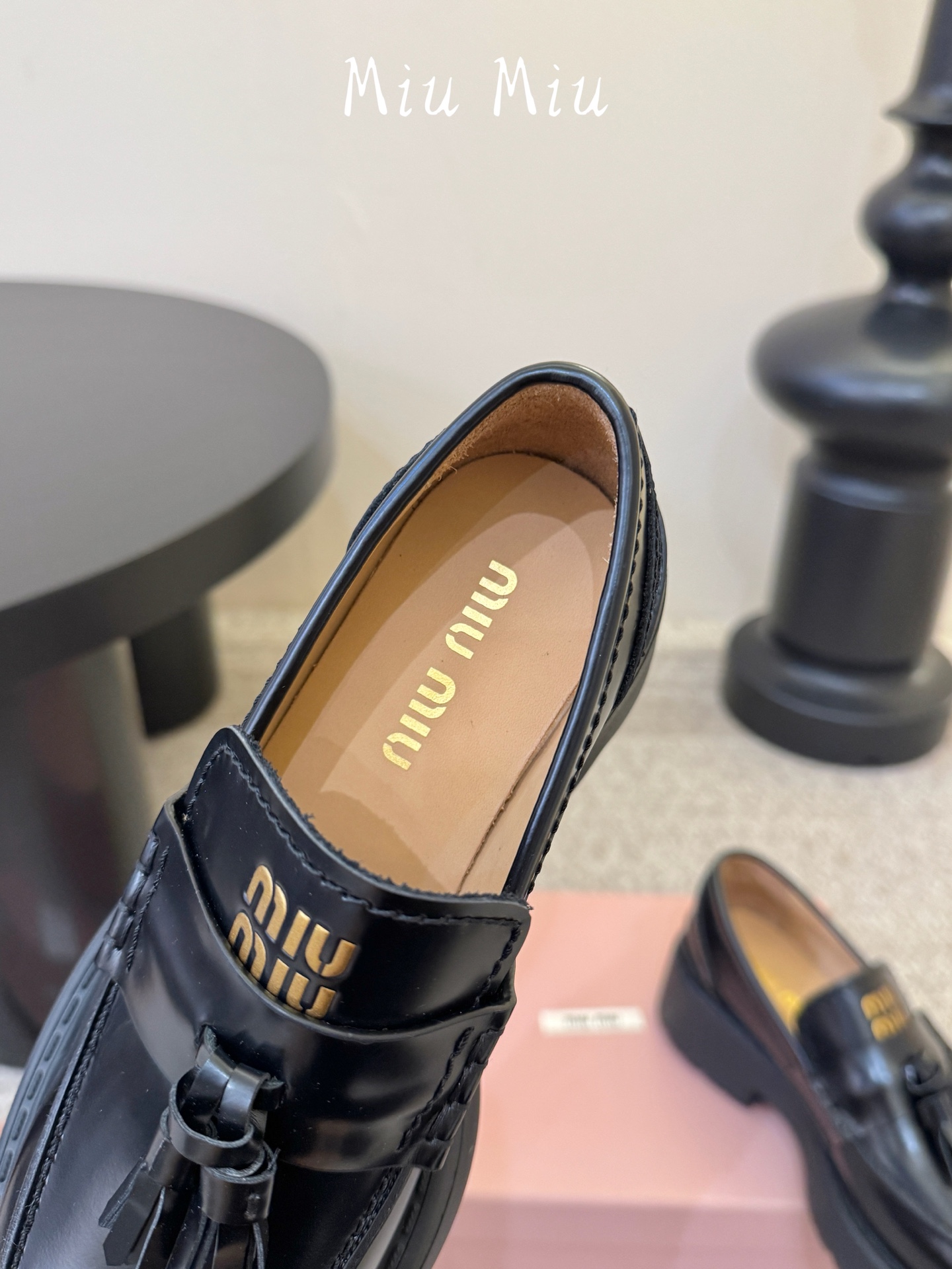 Miu Miu2026真皮乐福鞋Zp开发 手工羊皮平底拖鞋秒杀市面版本Miu真的太少女奶呼呼的超级软糯 每一双擦色都独一