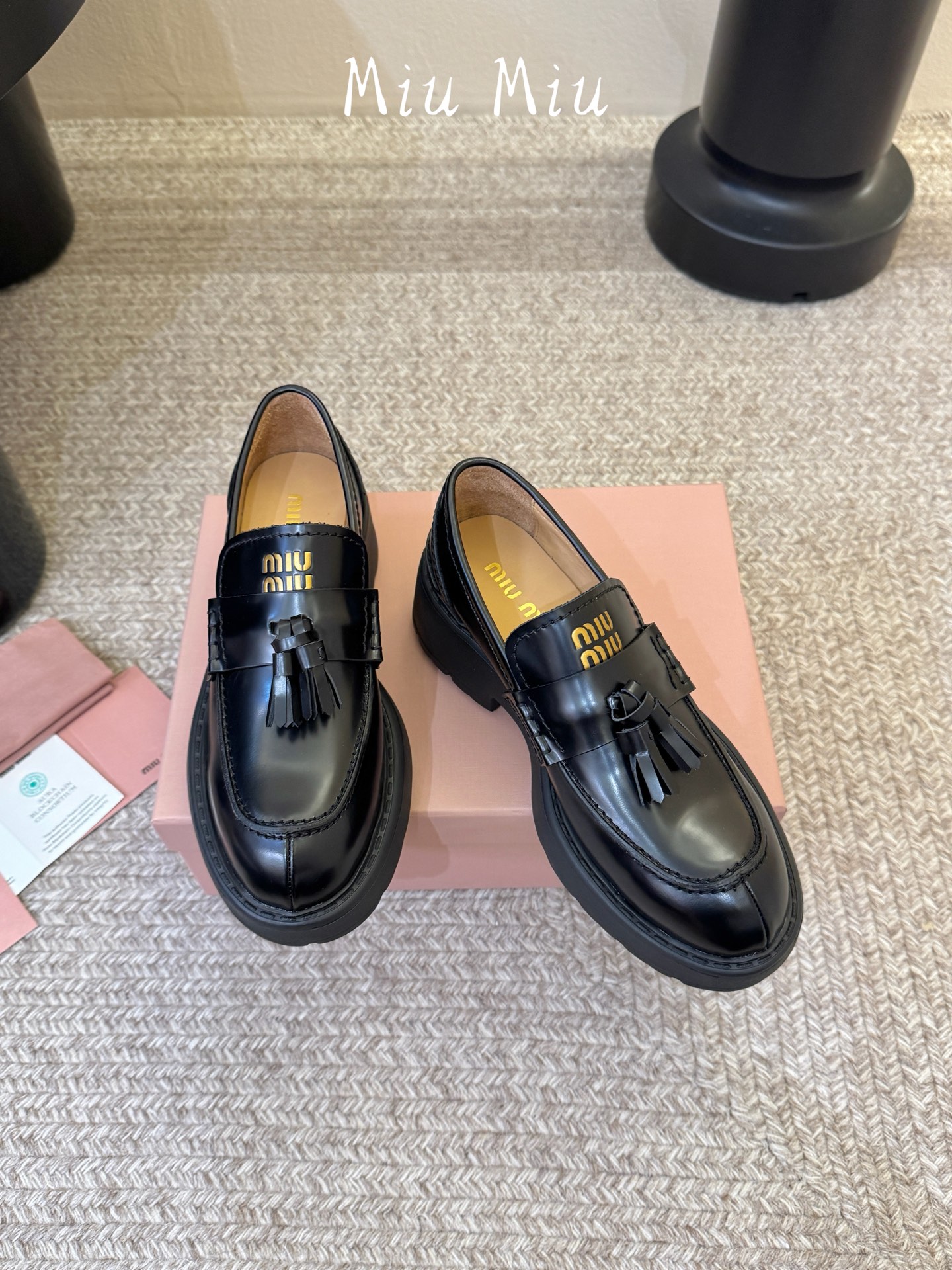 Miu Miu2026真皮乐福鞋Zp开发 手工羊皮平底拖鞋秒杀市面版本Miu真的太少女奶呼呼的超级软糯 每一双擦色都独一