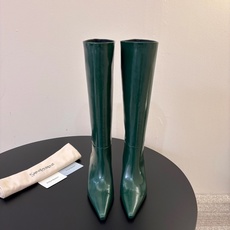 圣罗兰长靴 ✪∙單品尖头鞋頭與細跟相得益彰,增添長靴的氣質與良好的舒適性,加之在黑色开边珠牛皮,勾勒出腿部纖細的線條,同 圣罗兰长靴 ✪∙單品尖头鞋頭與細跟相得益彰,增添長靴的氣質與良好的舒適性,加之在黑色开边珠牛皮,勾勒出腿部纖細的線條,同