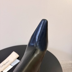 圣罗兰长靴 ✪∙單品尖头鞋頭與細跟相得益彰,增添長靴的氣質與良好的舒適性,加之在黑色开边珠牛皮,勾勒出腿部纖細的線條,同 圣罗兰长靴 ✪∙單品尖头鞋頭與細跟相得益彰,增添長靴的氣質與良好的舒適性,加之在黑色开边珠牛皮,勾勒出腿部纖細的線條,同