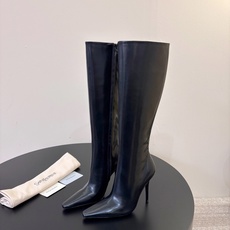 圣罗兰长靴 ✪∙單品尖头鞋頭與細跟相得益彰,增添長靴的氣質與良好的舒適性,加之在黑色开边珠牛皮,勾勒出腿部纖細的線條,同 圣罗兰长靴 ✪∙單品尖头鞋頭與細跟相得益彰,增添長靴的氣質與良好的舒適性,加之在黑色开边珠牛皮,勾勒出腿部纖細的線條,同