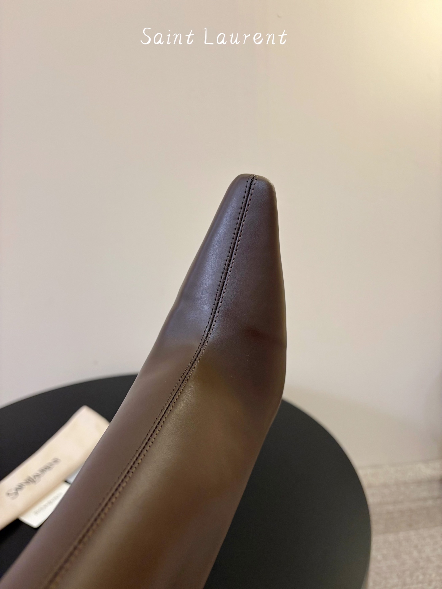 圣罗兰长靴 ✪∙單品尖头鞋頭與細跟相得益彰,增添長靴的氣質與良好的舒適性,加之在黑色开边珠牛皮,勾勒出腿部纖細的線條,同 圣罗兰长靴 ✪∙單品尖头鞋頭與細跟相得益彰,增添長靴的氣質與良好的舒適性,加之在黑色开边珠牛皮,勾勒出腿部纖細的線條,同