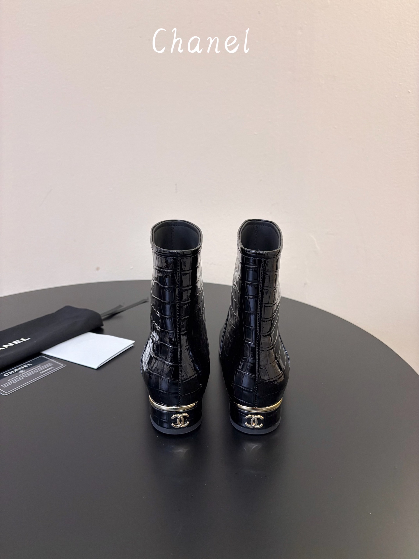 Ch*anel 香儿新款短靴‼️CH*ANEL官网同款， 香儿新款短靴，简约大方，此款时尚百搭脚感舒适， 鞋面：进口牛皮