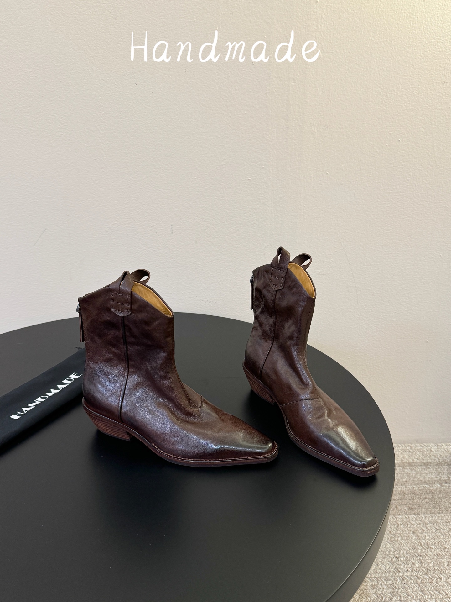顶级 HANDMADE独家新品最高版本买手代购1:1完美复刻 短靴 原版开模真皮鞋底 原版套楦鞋型很大方 搭配各种风格都 顶级 HANDMADE独家新品最高版本买手代购1:1完美复刻 短靴 原版开模真皮鞋底 原版套楦鞋型很大方 搭配各种风格都
