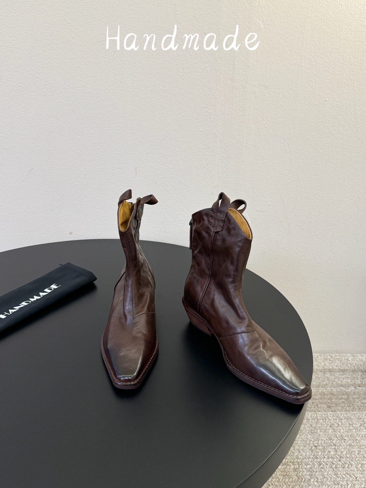 顶级 HANDMADE独家新品最高版本买手代购1:1完美复刻 短靴 原版开模真皮鞋底 原版套楦鞋型很大方 搭配各种风格都 顶级 HANDMADE独家新品最高版本买手代购1:1完美复刻 短靴 原版开模真皮鞋底 原版套楦鞋型很大方 搭配各种风格都