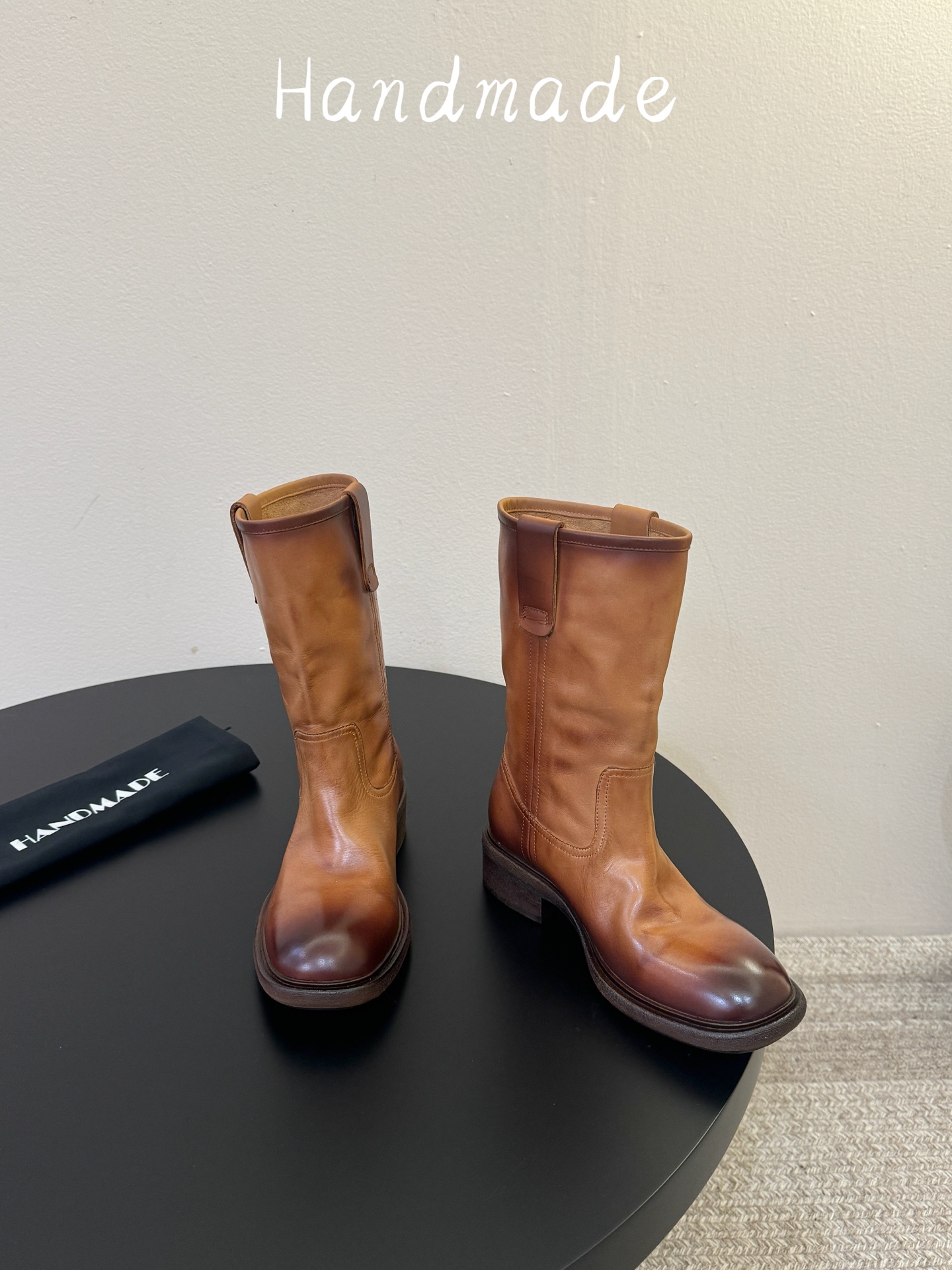 顶级 焦糖牛皮 HANDMADE独家新品最高版本买手代购1:1完美复刻 短靴 原版开模真皮鞋底 原版套楦鞋型很大方 搭配 顶级 焦糖牛皮 HANDMADE独家新品最高版本买手代购1:1完美复刻 短靴 原版开模真皮鞋底 原版套楦鞋型很大方 搭配