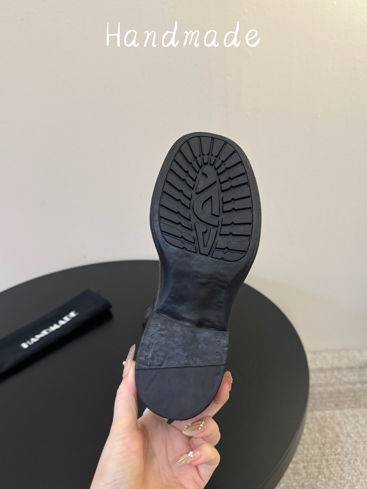 顶级 黑马皮HANDMADE独家新品最高版本买手代购1:1完美复刻 短靴 原版开模真皮鞋底 原版套楦鞋型很大方 搭配各种 顶级 黑马皮HANDMADE独家新品最高版本买手代购1:1完美复刻 短靴 原版开模真皮鞋底 原版套楦鞋型很大方 搭配各种