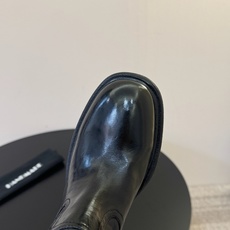 顶级 黑马皮HANDMADE独家新品最高版本买手代购1:1完美复刻 短靴 原版开模真皮鞋底 原版套楦鞋型很大方 搭配各种 顶级 黑马皮HANDMADE独家新品最高版本买手代购1:1完美复刻 短靴 原版开模真皮鞋底 原版套楦鞋型很大方 搭配各种