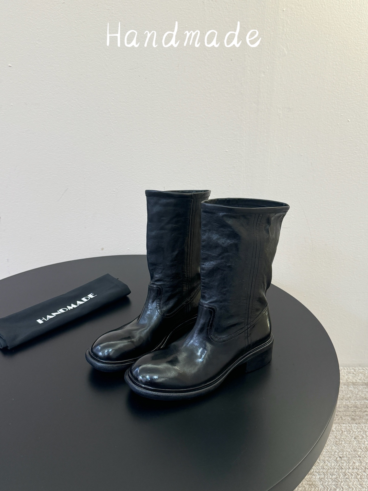 顶级 黑马皮HANDMADE独家新品最高版本买手代购1:1完美复刻 短靴 原版开模真皮鞋底 原版套楦鞋型很大方 搭配各种 顶级 黑马皮HANDMADE独家新品最高版本买手代购1:1完美复刻 短靴 原版开模真皮鞋底 原版套楦鞋型很大方 搭配各种