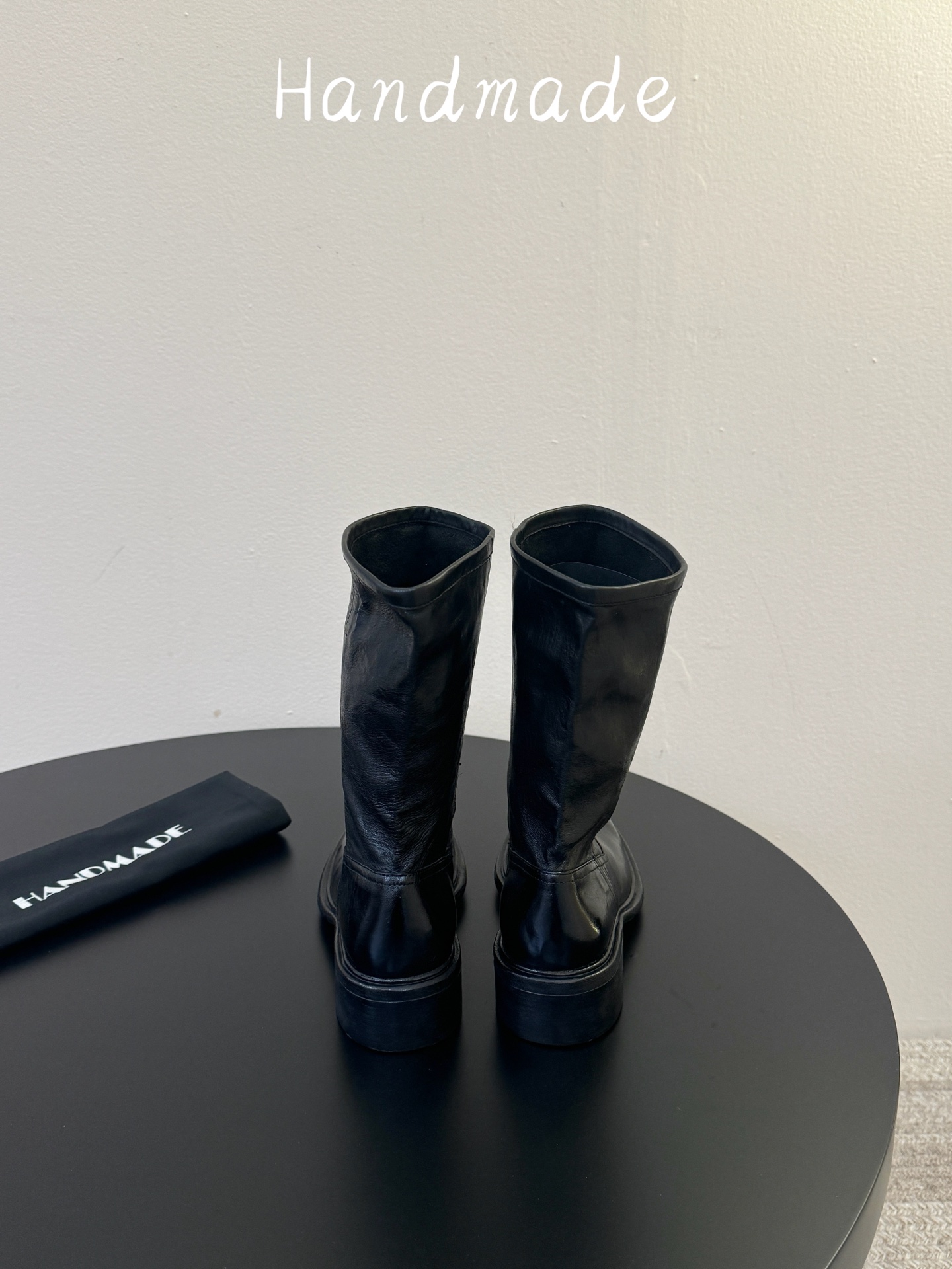 顶级 黑马皮HANDMADE独家新品最高版本买手代购1:1完美复刻 短靴 原版开模真皮鞋底 原版套楦鞋型很大方 搭配各种 顶级 黑马皮HANDMADE独家新品最高版本买手代购1:1完美复刻 短靴 原版开模真皮鞋底 原版套楦鞋型很大方 搭配各种