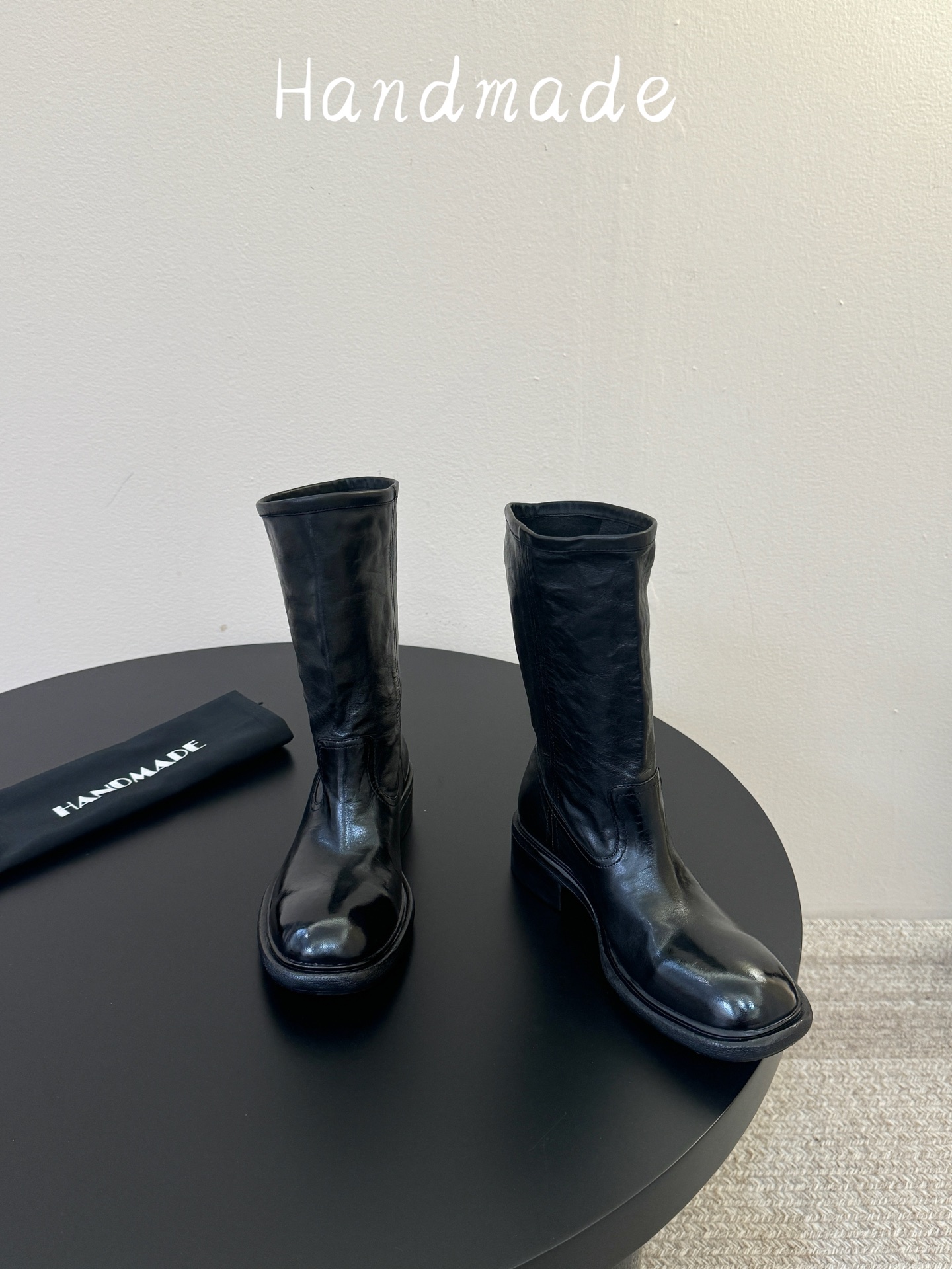 顶级 黑马皮HANDMADE独家新品最高版本买手代购1:1完美复刻 短靴 原版开模真皮鞋底 原版套楦鞋型很大方 搭配各种 顶级 黑马皮HANDMADE独家新品最高版本买手代购1:1完美复刻 短靴 原版开模真皮鞋底 原版套楦鞋型很大方 搭配各种