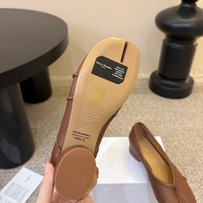 带跟 Maison Margiela·马吉拉 tabi褶皱芭蕾舞鞋 太火了!依旧保持的高水准出货!可以一直相信咱家的马 带跟 Maison Margiela·马吉拉 tabi褶皱芭蕾舞鞋 太火了!依旧保持的高水准出货!可以一直相信咱家的马