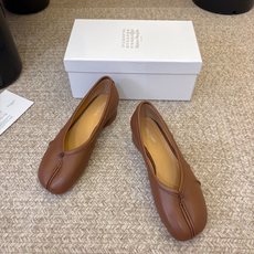 带跟 Maison Margiela·马吉拉 tabi褶皱芭蕾舞鞋 太火了!依旧保持的高水准出货!可以一直相信咱家的马 带跟 Maison Margiela·马吉拉 tabi褶皱芭蕾舞鞋 太火了!依旧保持的高水准出货!可以一直相信咱家的马