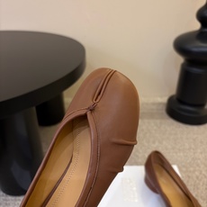 带跟 Maison Margiela·马吉拉 tabi褶皱芭蕾舞鞋 太火了!依旧保持的高水准出货!可以一直相信咱家的马 带跟 Maison Margiela·马吉拉 tabi褶皱芭蕾舞鞋 太火了!依旧保持的高水准出货!可以一直相信咱家的马
