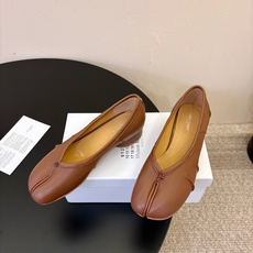 带跟 Maison Margiela·马吉拉 tabi褶皱芭蕾舞鞋 太火了!依旧保持的高水准出货!可以一直相信咱家的马 带跟 Maison Margiela·马吉拉 tabi褶皱芭蕾舞鞋 太火了!依旧保持的高水准出货!可以一直相信咱家的马