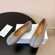 带跟 Maison Margiela·马吉拉 tabi褶皱芭蕾舞鞋 太火了!依旧保持的高水准出货!可以一直相信咱家的马 带跟 Maison Margiela·马吉拉 tabi褶皱芭蕾舞鞋 太火了!依旧保持的高水准出货!可以一直相信咱家的马