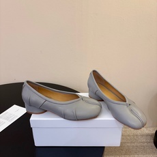 带跟 Maison Margiela·马吉拉 tabi褶皱芭蕾舞鞋 太火了!依旧保持的高水准出货!可以一直相信咱家的马 带跟 Maison Margiela·马吉拉 tabi褶皱芭蕾舞鞋 太火了!依旧保持的高水准出货!可以一直相信咱家的马