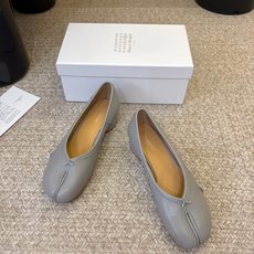 带跟 Maison Margiela·马吉拉 tabi褶皱芭蕾舞鞋 太火了!依旧保持的高水准出货!可以一直相信咱家的马 带跟 Maison Margiela·马吉拉 tabi褶皱芭蕾舞鞋 太火了!依旧保持的高水准出货!可以一直相信咱家的马