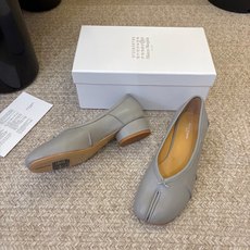 带跟 Maison Margiela·马吉拉 tabi褶皱芭蕾舞鞋 太火了!依旧保持的高水准出货!可以一直相信咱家的马 带跟 Maison Margiela·马吉拉 tabi褶皱芭蕾舞鞋 太火了!依旧保持的高水准出货!可以一直相信咱家的马
