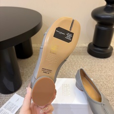 带跟 Maison Margiela·马吉拉 tabi褶皱芭蕾舞鞋 太火了!依旧保持的高水准出货!可以一直相信咱家的马 带跟 Maison Margiela·马吉拉 tabi褶皱芭蕾舞鞋 太火了!依旧保持的高水准出货!可以一直相信咱家的马