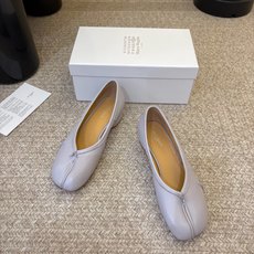 带跟 Maison Margiela·马吉拉 tabi褶皱芭蕾舞鞋 太火了!依旧保持的高水准出货!可以一直相信咱家的马 带跟 Maison Margiela·马吉拉 tabi褶皱芭蕾舞鞋 太火了!依旧保持的高水准出货!可以一直相信咱家的马