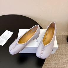 带跟 Maison Margiela·马吉拉 tabi褶皱芭蕾舞鞋 太火了!依旧保持的高水准出货!可以一直相信咱家的马 带跟 Maison Margiela·马吉拉 tabi褶皱芭蕾舞鞋 太火了!依旧保持的高水准出货!可以一直相信咱家的马