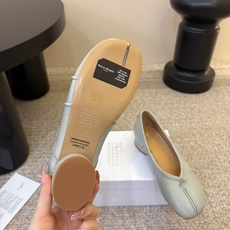 带跟 Maison Margiela·马吉拉 tabi褶皱芭蕾舞鞋 太火了!依旧保持的高水准出货!可以一直相信咱家的马 带跟 Maison Margiela·马吉拉 tabi褶皱芭蕾舞鞋 太火了!依旧保持的高水准出货!可以一直相信咱家的马