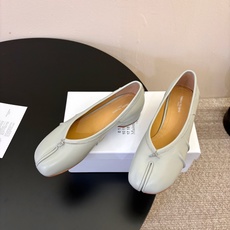 带跟 Maison Margiela·马吉拉 tabi褶皱芭蕾舞鞋 太火了!依旧保持的高水准出货!可以一直相信咱家的马 带跟 Maison Margiela·马吉拉 tabi褶皱芭蕾舞鞋 太火了!依旧保持的高水准出货!可以一直相信咱家的马
