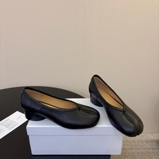 带跟 Maison Margiela·马吉拉 tabi褶皱芭蕾舞鞋 太火了!依旧保持的高水准出货!可以一直相信咱家的马 带跟 Maison Margiela·马吉拉 tabi褶皱芭蕾舞鞋 太火了!依旧保持的高水准出货!可以一直相信咱家的马