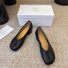 带跟 Maison Margiela·马吉拉 tabi褶皱芭蕾舞鞋 太火了!依旧保持的高水准出货!可以一直相信咱家的马 带跟 Maison Margiela·马吉拉 tabi褶皱芭蕾舞鞋 太火了!依旧保持的高水准出货!可以一直相信咱家的马