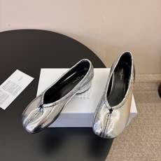 带跟 Maison Margiela·马吉拉 tabi褶皱芭蕾舞鞋 太火了!依旧保持的高水准出货!可以一直相信咱家的马 带跟 Maison Margiela·马吉拉 tabi褶皱芭蕾舞鞋 太火了!依旧保持的高水准出货!可以一直相信咱家的马
