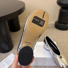 带跟 Maison Margiela·马吉拉 tabi褶皱芭蕾舞鞋 太火了!依旧保持的高水准出货!可以一直相信咱家的马 带跟 Maison Margiela·马吉拉 tabi褶皱芭蕾舞鞋 太火了!依旧保持的高水准出货!可以一直相信咱家的马