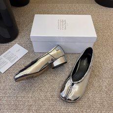 带跟 Maison Margiela·马吉拉 tabi褶皱芭蕾舞鞋 太火了!依旧保持的高水准出货!可以一直相信咱家的马 带跟 Maison Margiela·马吉拉 tabi褶皱芭蕾舞鞋 太火了!依旧保持的高水准出货!可以一直相信咱家的马
