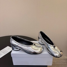 带跟 Maison Margiela·马吉拉 tabi褶皱芭蕾舞鞋 太火了!依旧保持的高水准出货!可以一直相信咱家的马 带跟 Maison Margiela·马吉拉 tabi褶皱芭蕾舞鞋 太火了!依旧保持的高水准出货!可以一直相信咱家的马